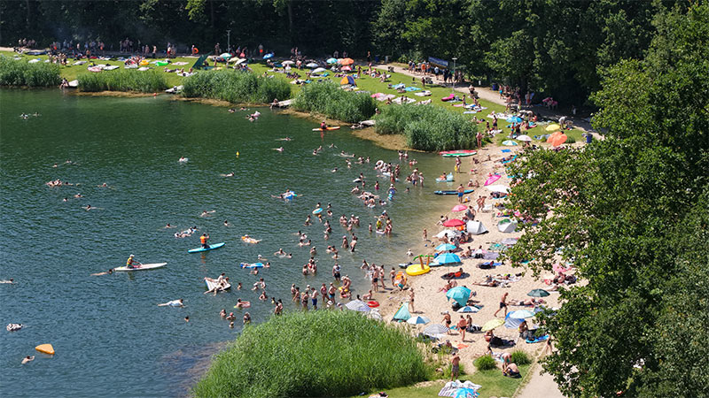 Piaszczysta plaża i krystalicznie czysta woda w strefie kąpielowej Kopalni Wrocław